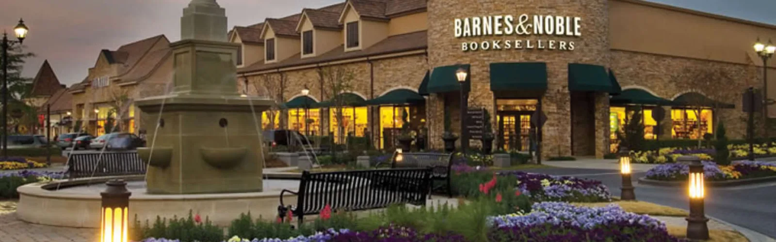 Shopping plaza with a fountain in Peachtree Corners, GA